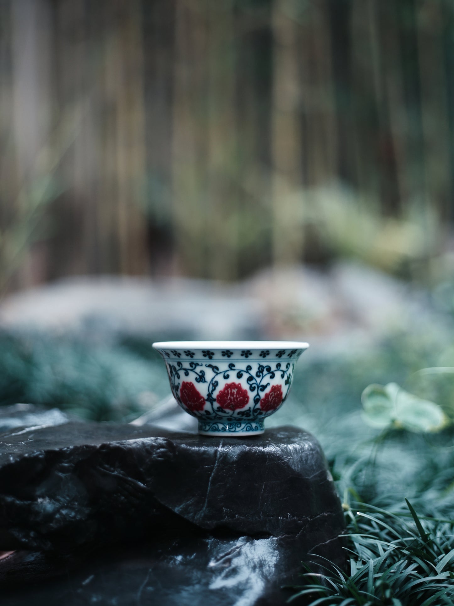 Oriday imitation blue and white glazed red entwined lotus pressed hand cup master cup ceramic tea cup tea set large bubble tea pot antique tea set