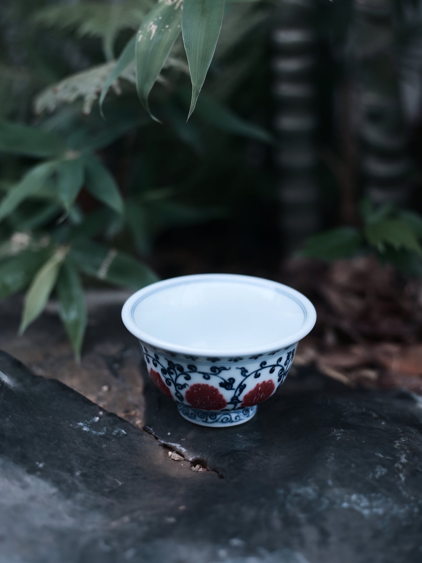 Oriday imitation blue and white glazed red entwined lotus pressed hand cup master cup ceramic tea cup tea set large bubble tea pot antique tea set