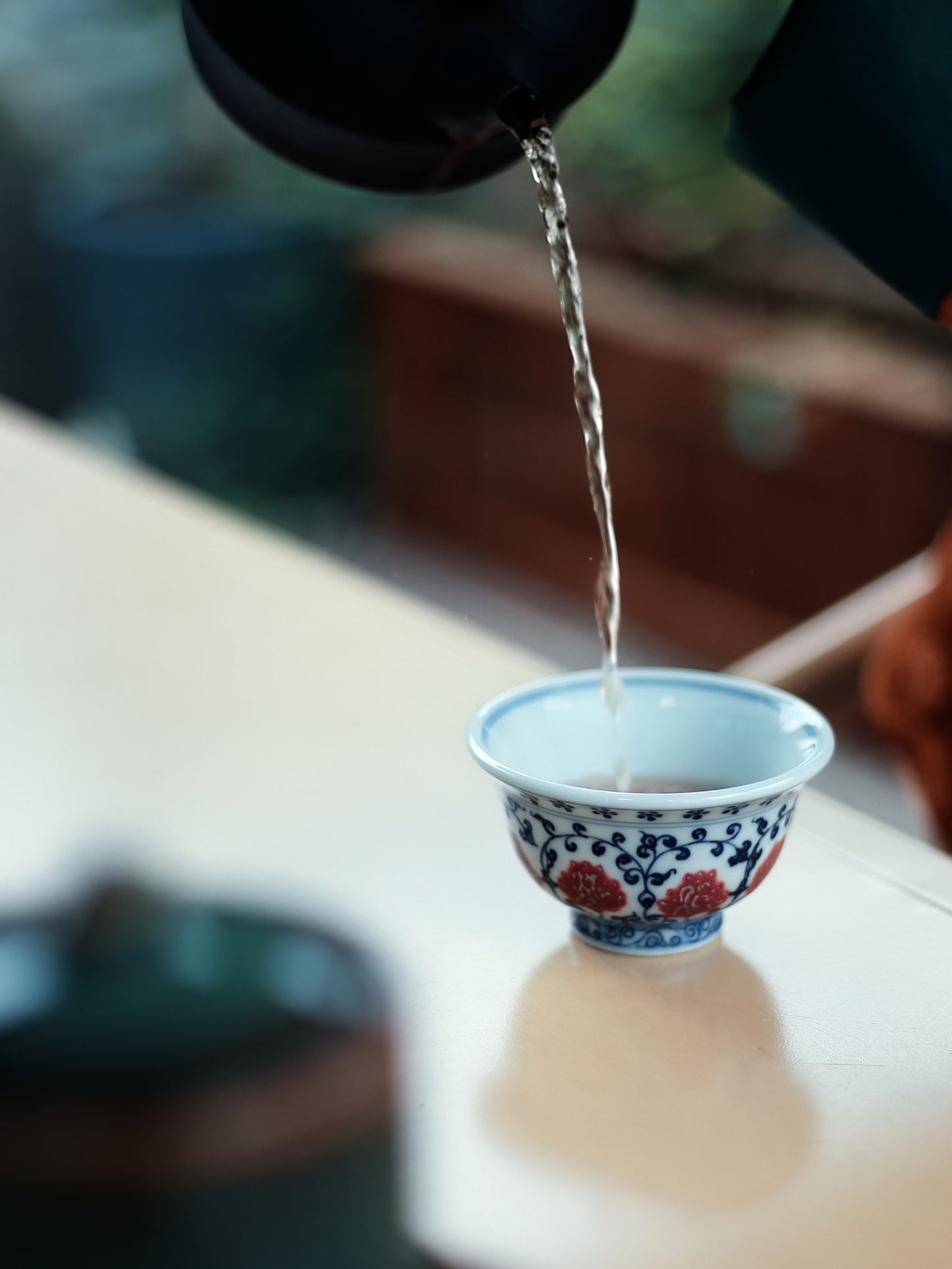 Oriday imitation blue and white glazed red entwined lotus pressed hand cup master cup ceramic tea cup tea set large bubble tea pot antique tea set