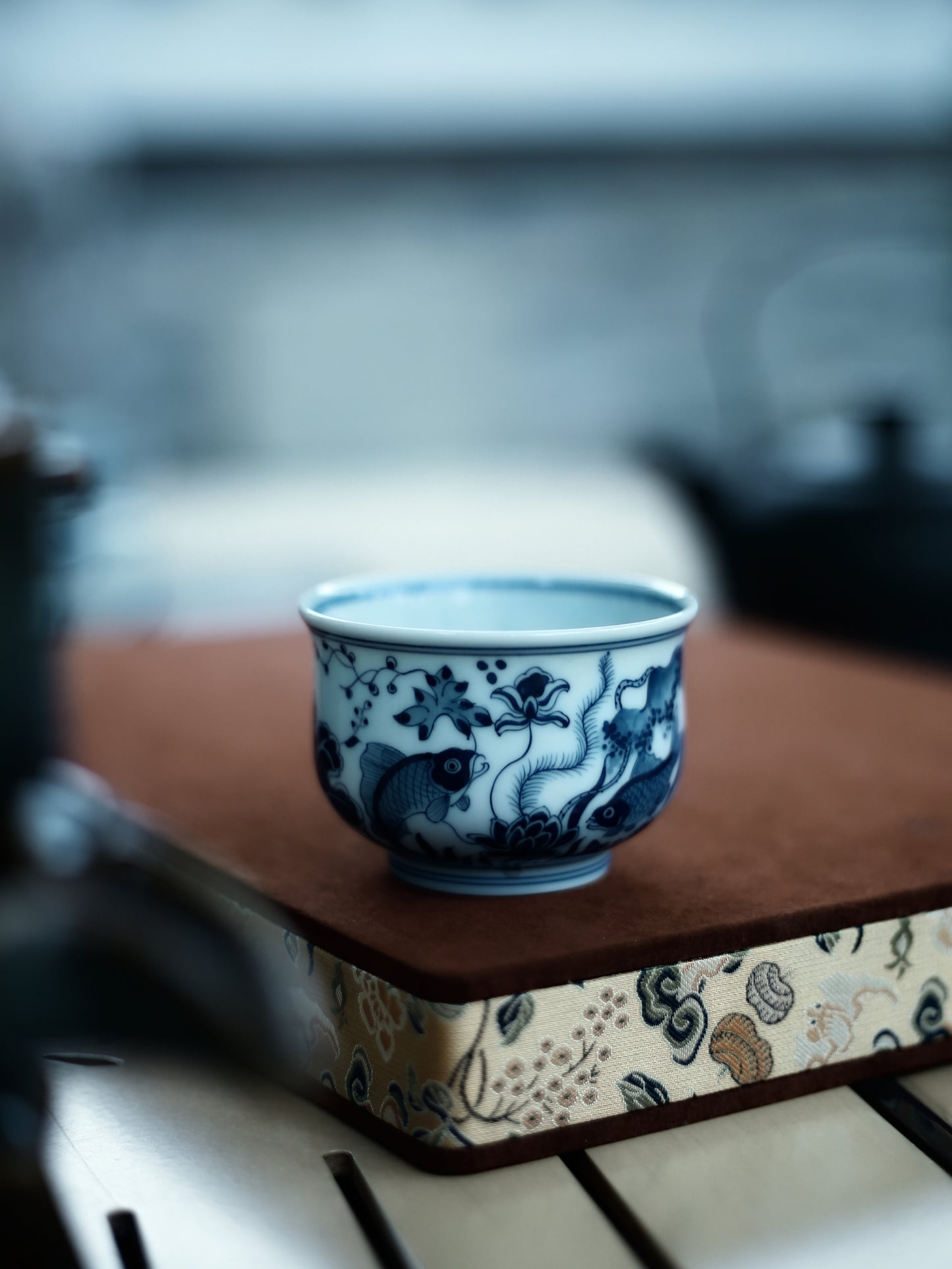 Oriday retro blue and white ceramic kung fu tea cup, blue and white fish and algae stove stone cup, master cup, high-end underglaze color personal tea drinking cup, Chinese style tea cup