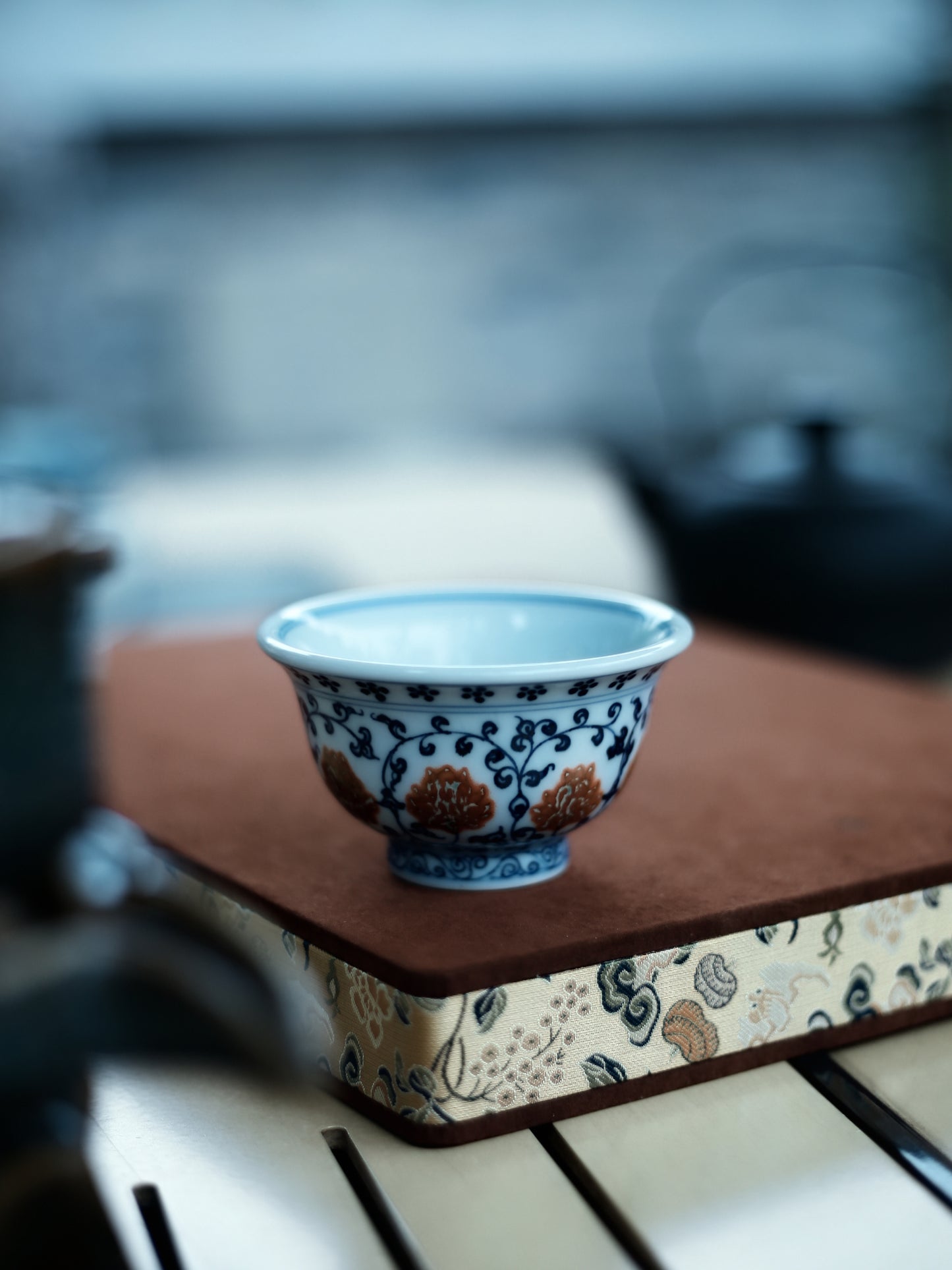 Oriday imitation blue and white glazed red entwined lotus pressed hand cup master cup ceramic tea cup tea set large bubble tea pot antique tea set