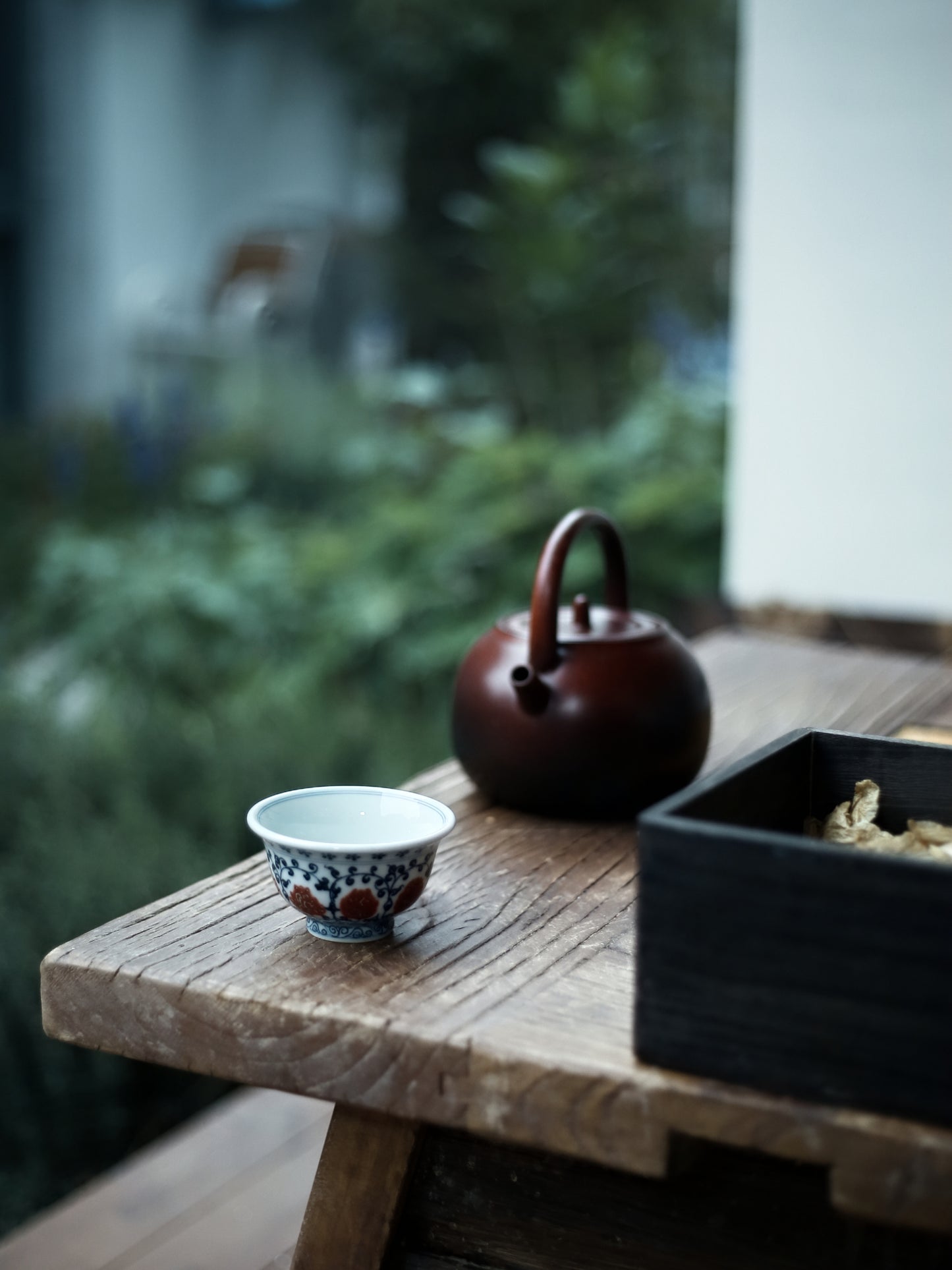 Oriday imitation blue and white glazed red entwined lotus pressed hand cup master cup ceramic tea cup tea set large bubble tea pot antique tea set