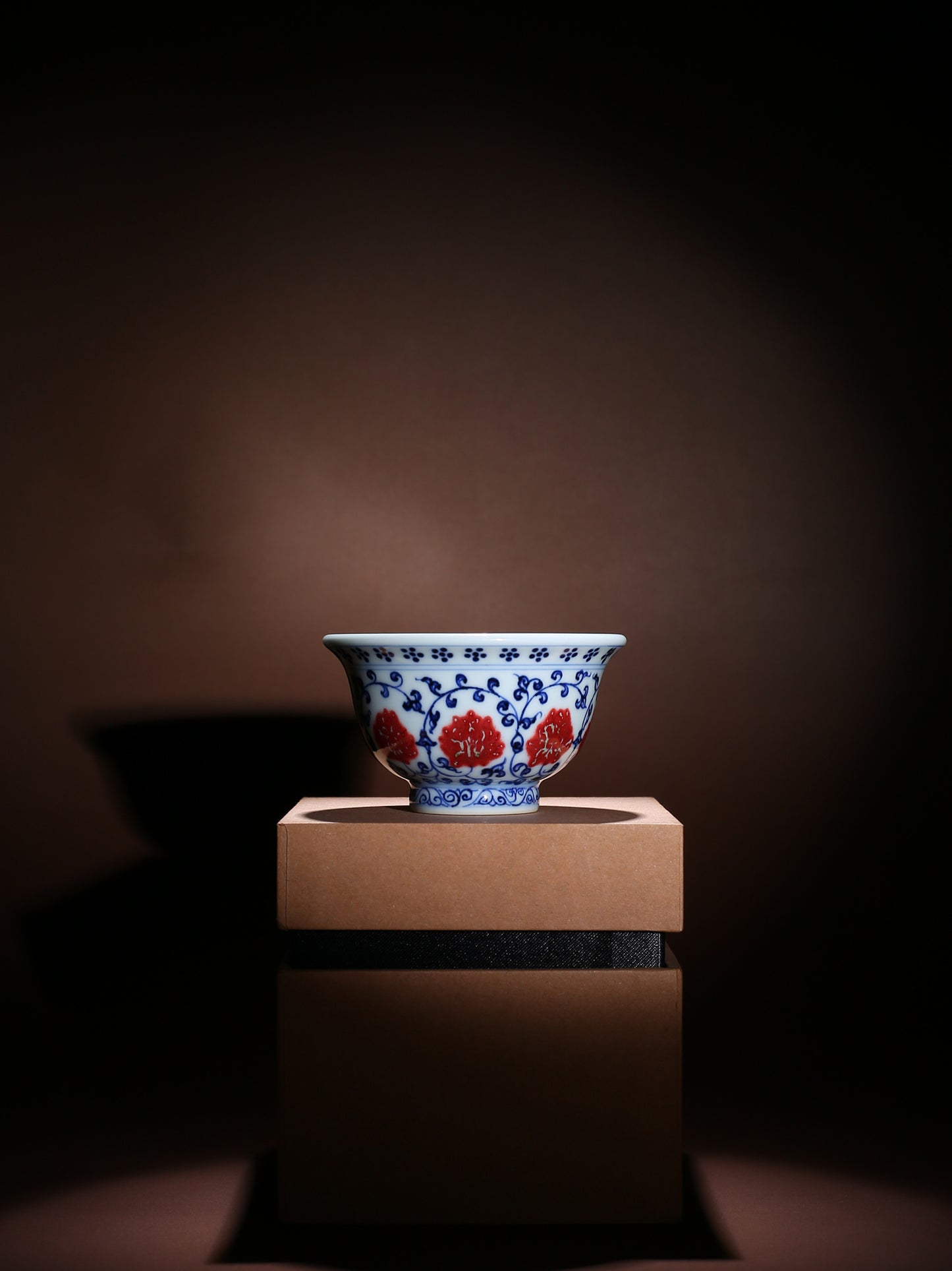 Oriday imitation blue and white glazed red entwined lotus pressed hand cup master cup ceramic tea cup tea set large bubble tea pot antique tea set