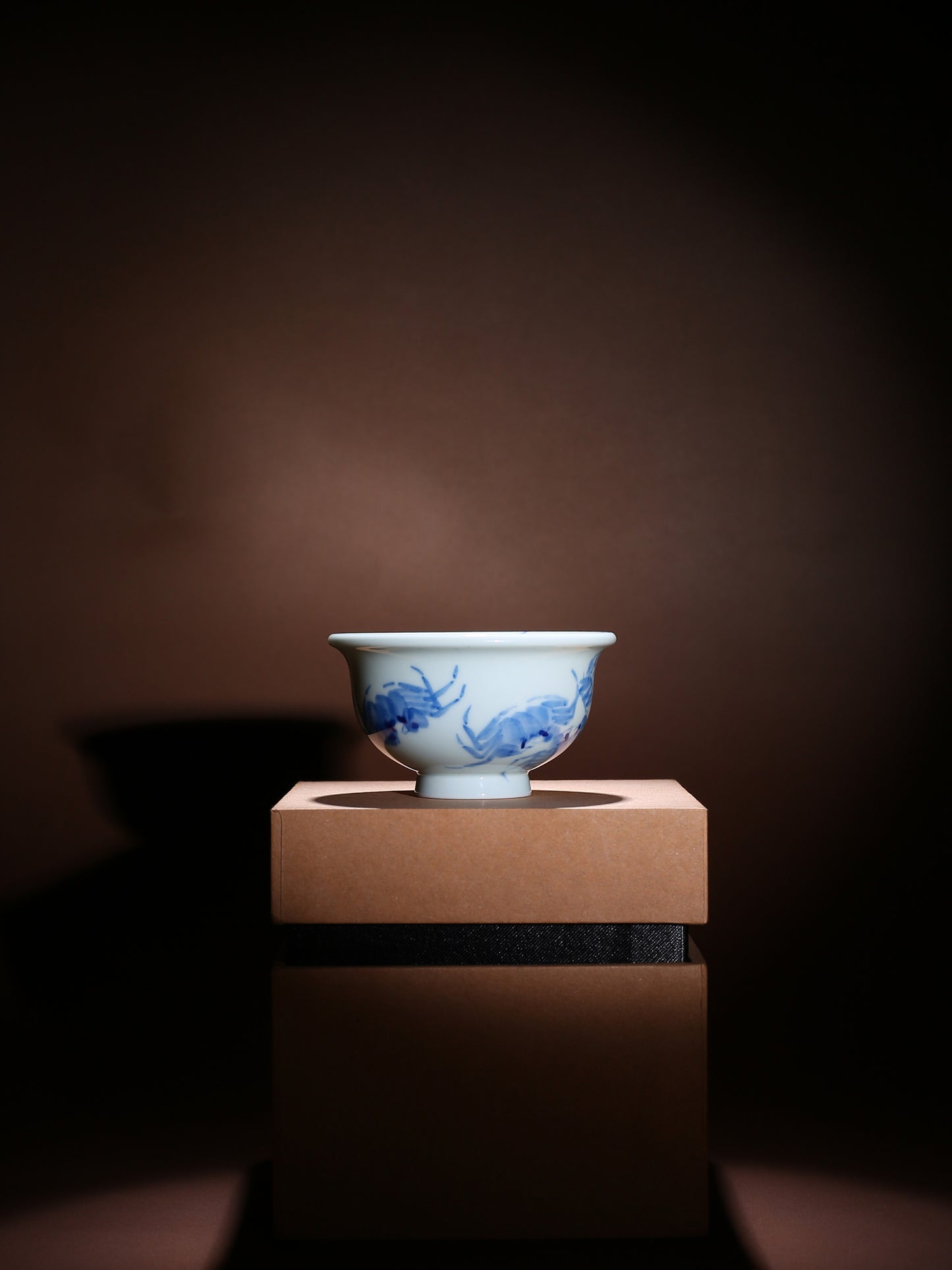 Oriday hand-painted blue and white crabs, eight directions, financial pressure, hand cup, household ceramic cup, tea bowl, tea cup, tasting cup, master cup