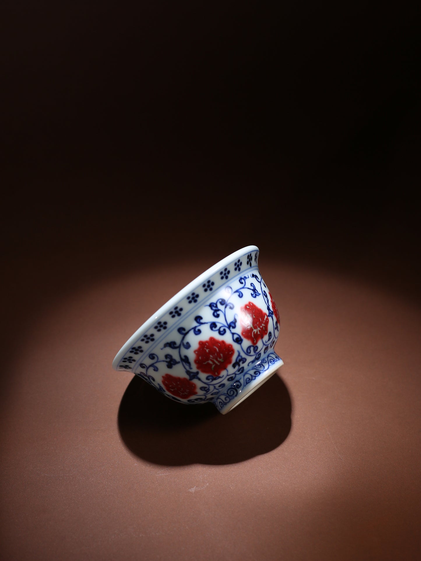 Oriday imitation blue and white glazed red entwined lotus pressed hand cup master cup ceramic tea cup tea set large bubble tea pot antique tea set